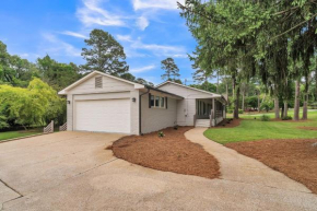 Secluded Retreat- Cozy & Spacious with Water Access home